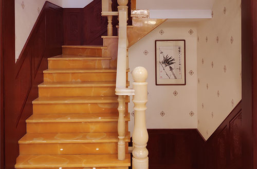 天坛街道中式别墅室内汉白玉石楼梯的定制安装装饰效果